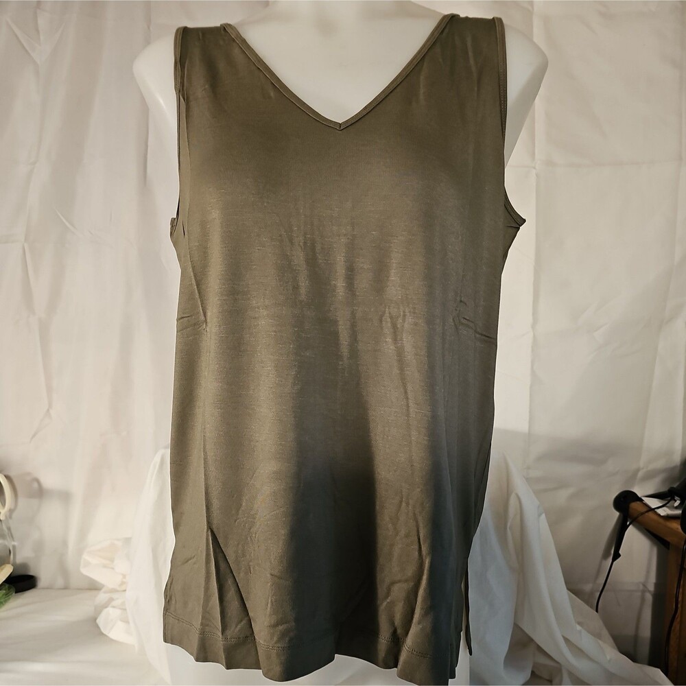 New Wynne Layers 2 pack V-Neck Tank Tops Size medium